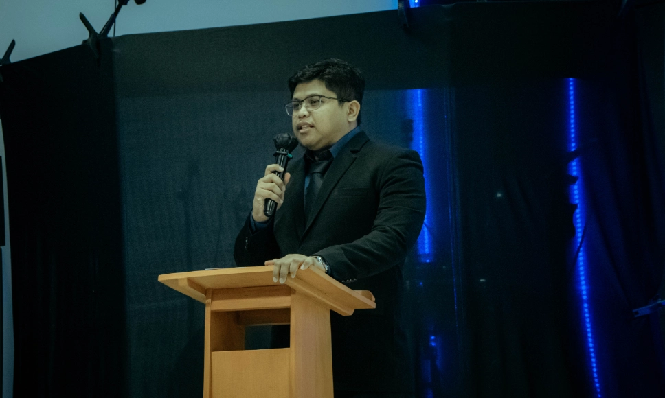 Alim Anggono sedang memberikan sambutan