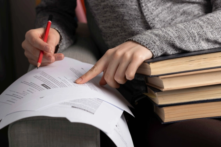 mahasiswa sedang memilih judul skripsi