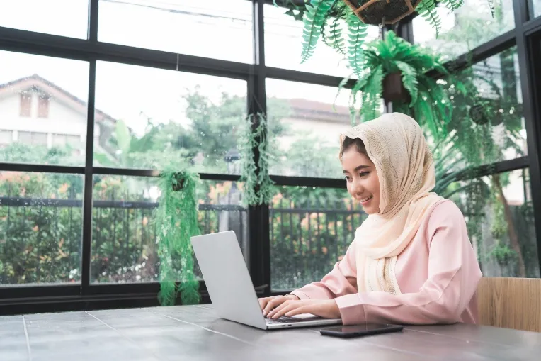 Uang pangkal adalah biaya yang biasanya dibayar satu kali saat pertama kali masuk kuliah.
