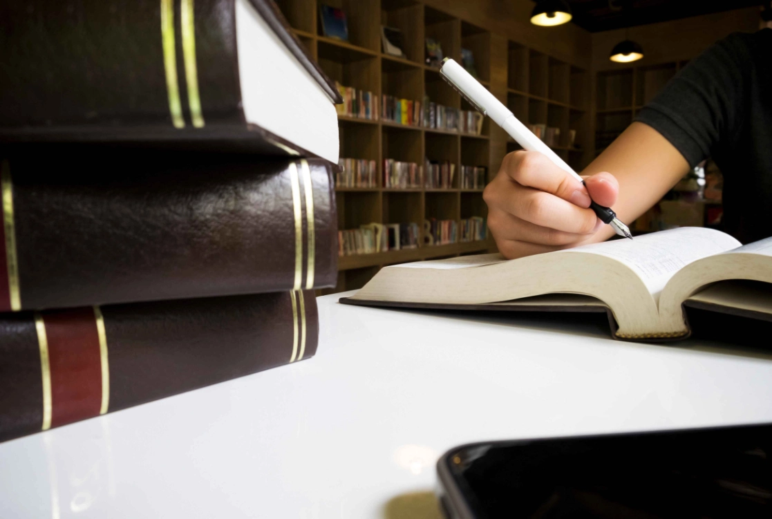 mahasiswa sedang mengerjakan skrispi hukum