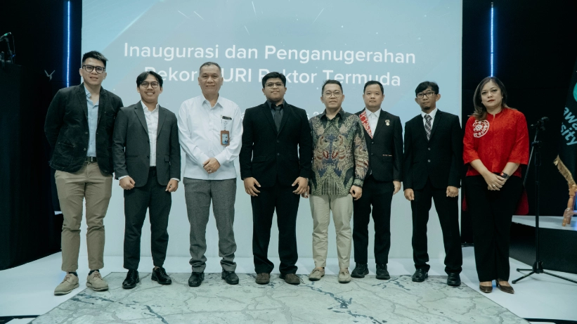 Alim Anggono foto bersama jajaran pembina cakrawala university